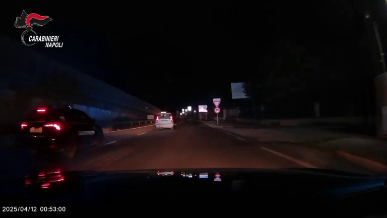 Napoli, in contromano sulla superstrada. L’inseguimento e l’arresto