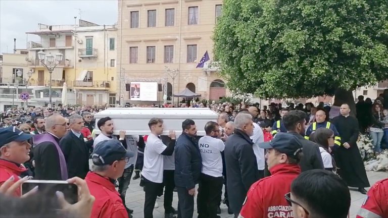 Misilmeri si ferma per l’ultimo saluto a Sara