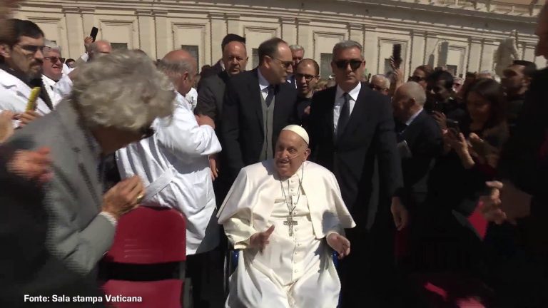Papa Francesco appare a sorpresa in Piazza San Pietro “Grazie tante”