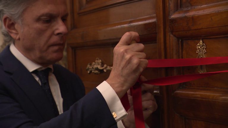 Le immagini dell’apposizione dei sigilli nell’appartamento papale