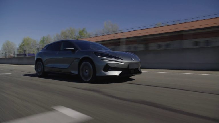 BYD entra nel mercato europeo con la Denza Z9GT