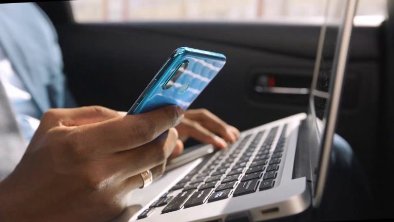 La metà degli italiani acquista sul web