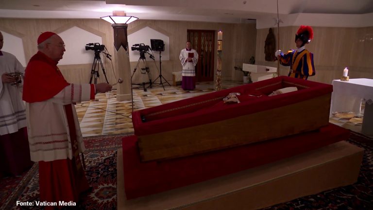 Papa, il rito della Constatazione della morte e deposizione nella bara
