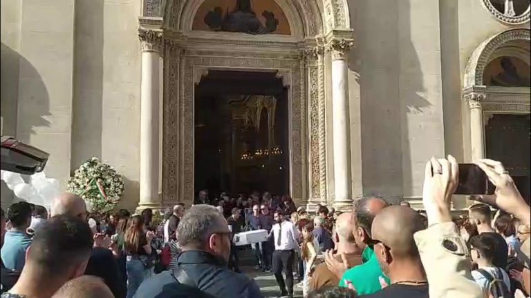 I funerali della neonata lanciata dal balcone dalla mamma