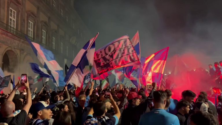 Napoli campione d’Italia, città in festa fino all’alba