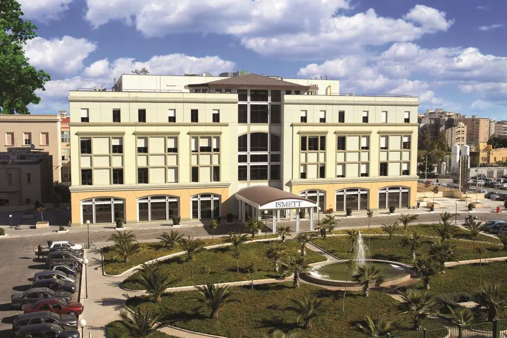 Madre di 77 anni dona un rene alla figlia, l’intervento all’Ismett di Palermo