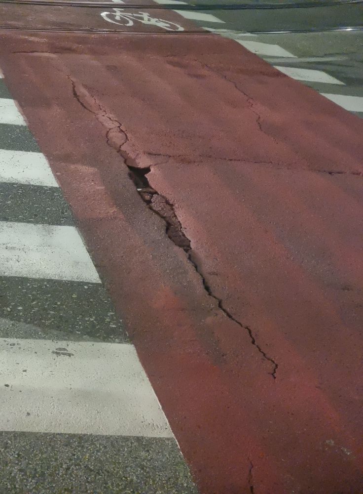 La “ciclabile” si sgretola come un… biscotto