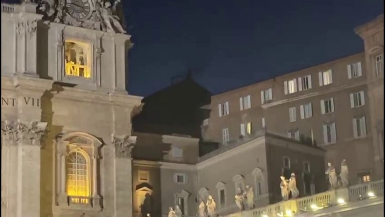 Fumata nera dopo la prima votazione per il nuovo Papa, le immagini