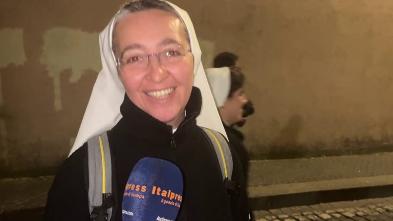 I fedeli dopo la fumata nera “Grande emozione, aspettiamo nuovo Papa”