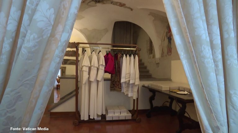 La Stanza delle Lacrime, dove avverrà la vestizione del nuovo Papa