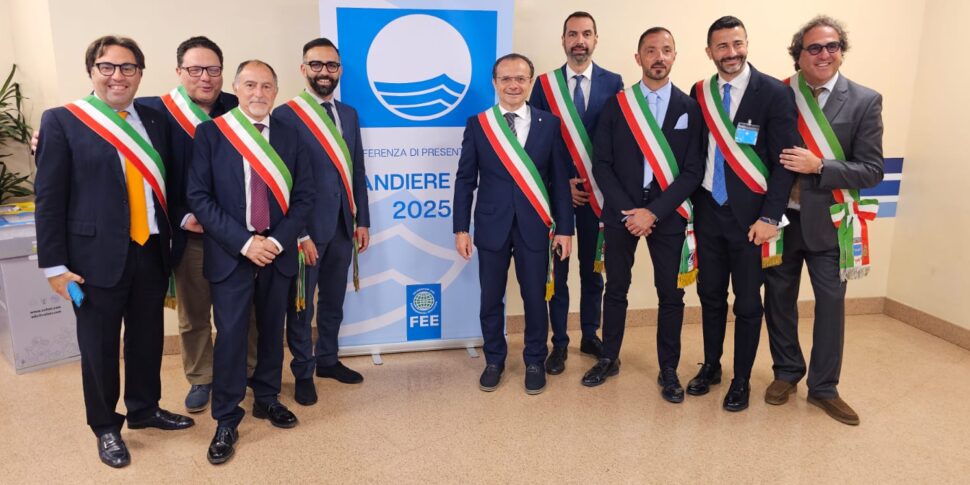 Messina affonda come il Titanic mentre sventola la Bandiera Blu