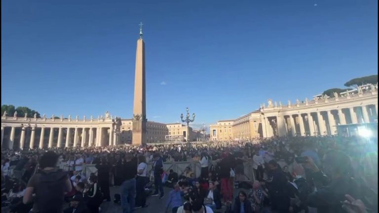 Conclave, in piazza San Pietro i fedeli in attesa della prima fumata