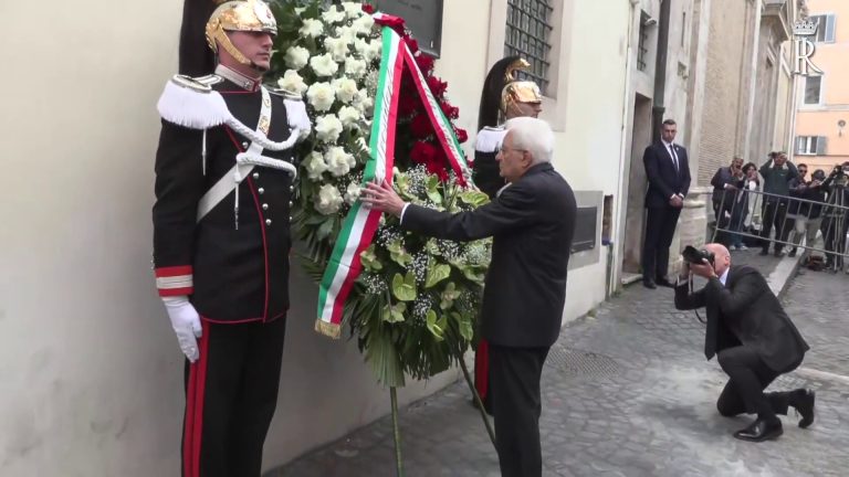 Mattarella rende omaggio ad Aldo Moro in via Caetani