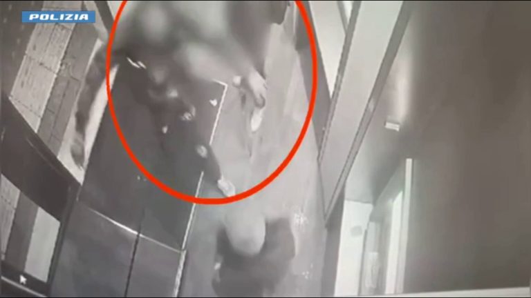 Rapine con la scusa della sigaretta, due fermati a Milano