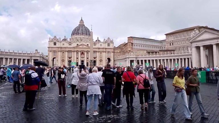Conclave al via, fedeli in piazza tra pioggia, sole e pronostici