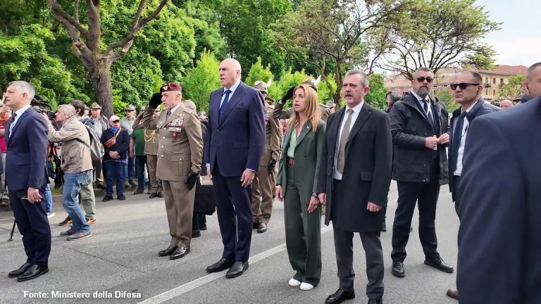 Il ministro della Difesa Crosetto all’adunata degli Alpini a Biella