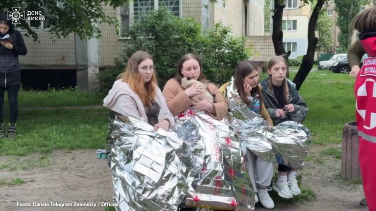 Nella notte attacchi russi su Kiev, tra i feriti anche bambini