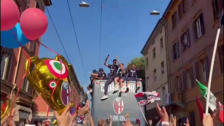 Coppa Italia sul bus scoperto, festa rossoblù per le strade di Bologna