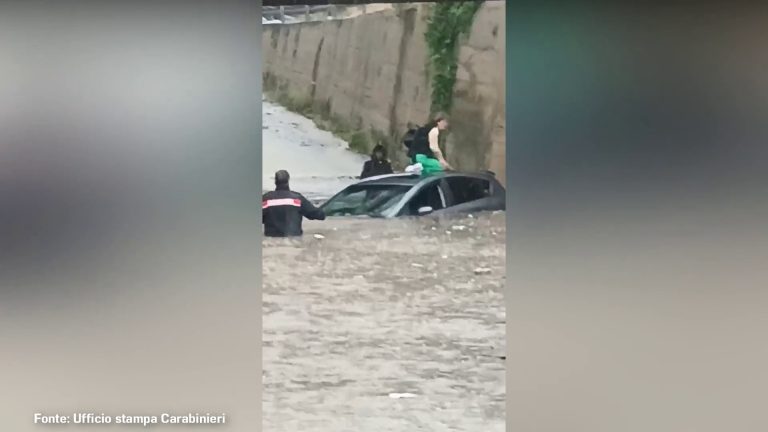 Maltempo, nel palermitano i Carabinieri salvano una donna in un’auto