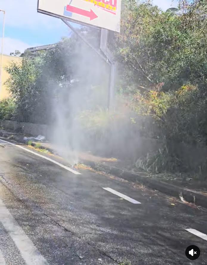 Spunta un “geyser” su viale Giostra… E l’AMAM fa acqua