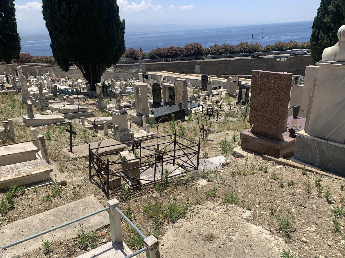 Cimitero Pace invaso dalle erbacce: la denuncia