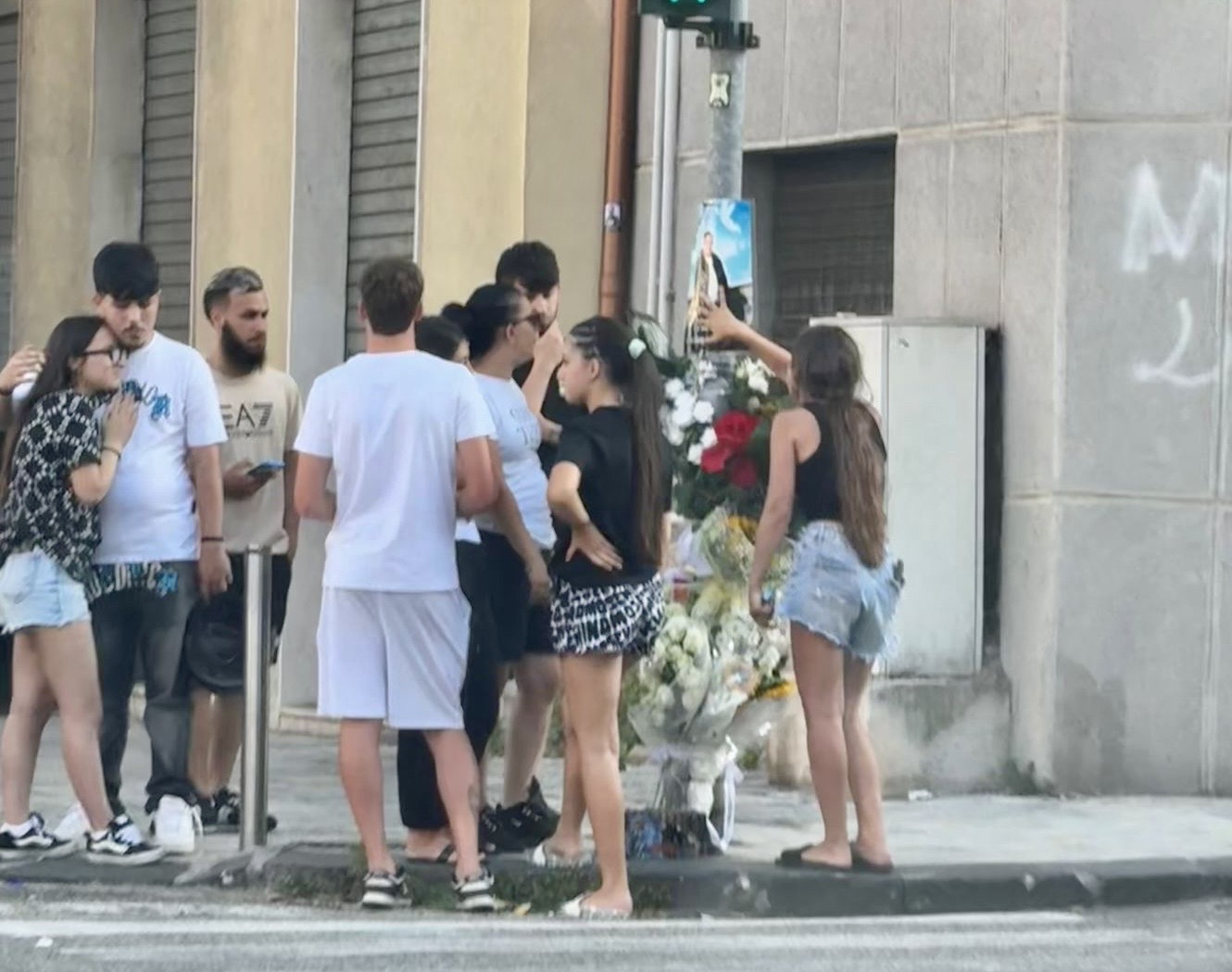 Mortale via Garibaldi: processione di amici di Gabriele