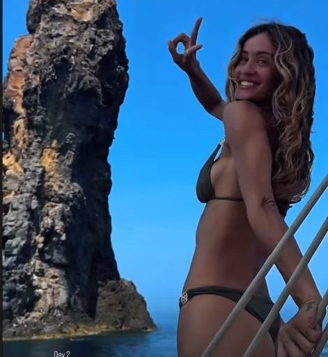 La modella Helena Prestes in vacanza a Filicudi