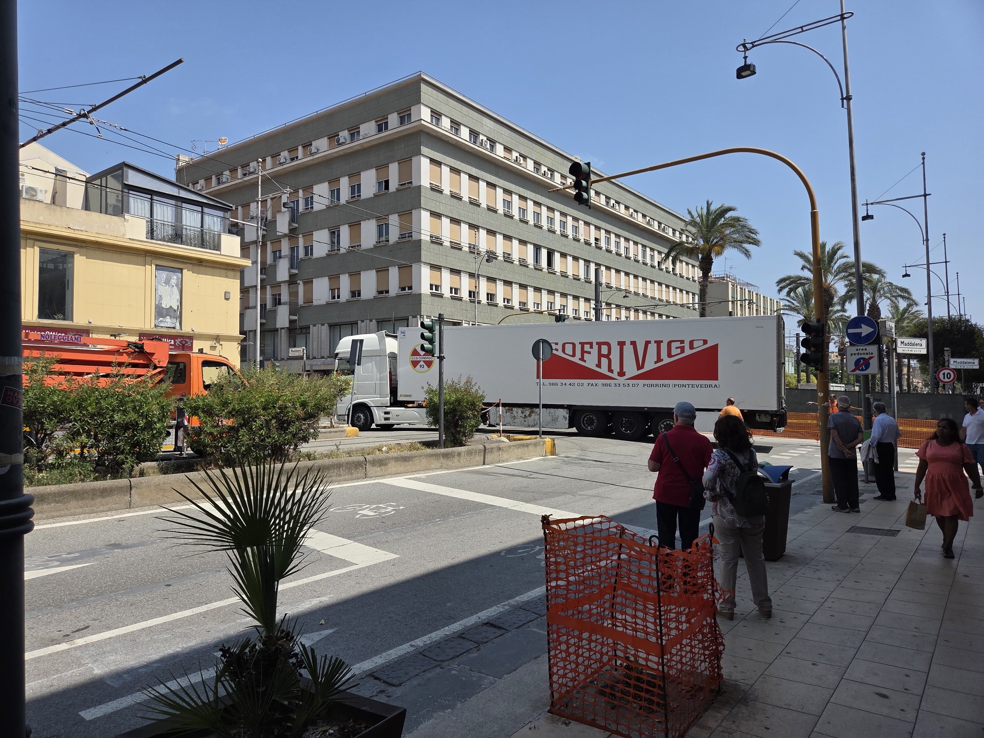 Tir rimane “incastrato” su viale San Martino…