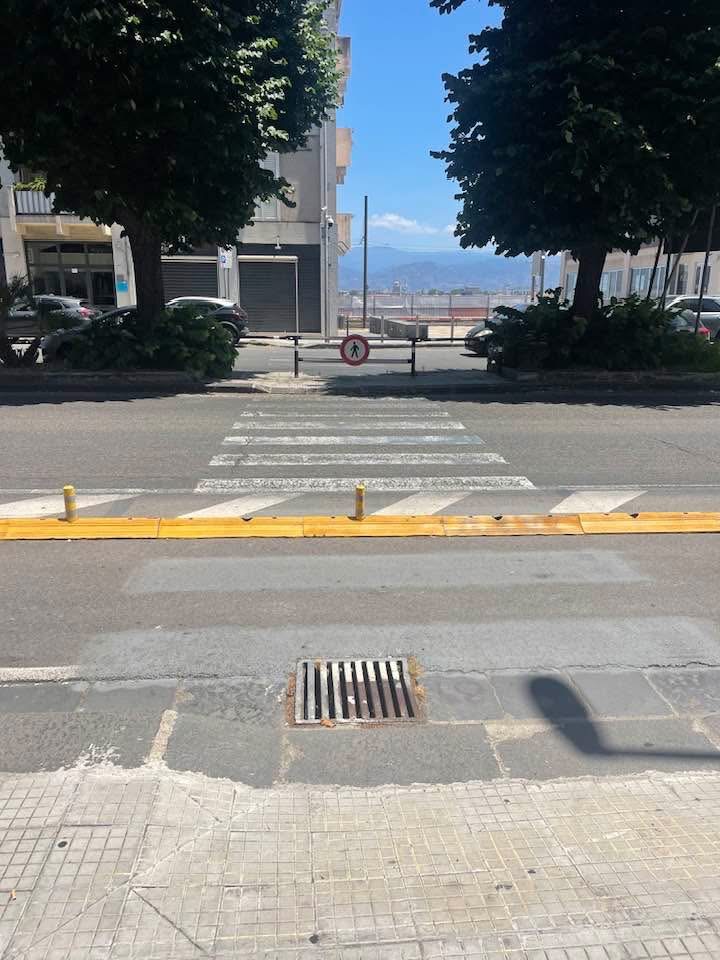 Attraversamento pedonale sbarrato dalla pista ciclabile