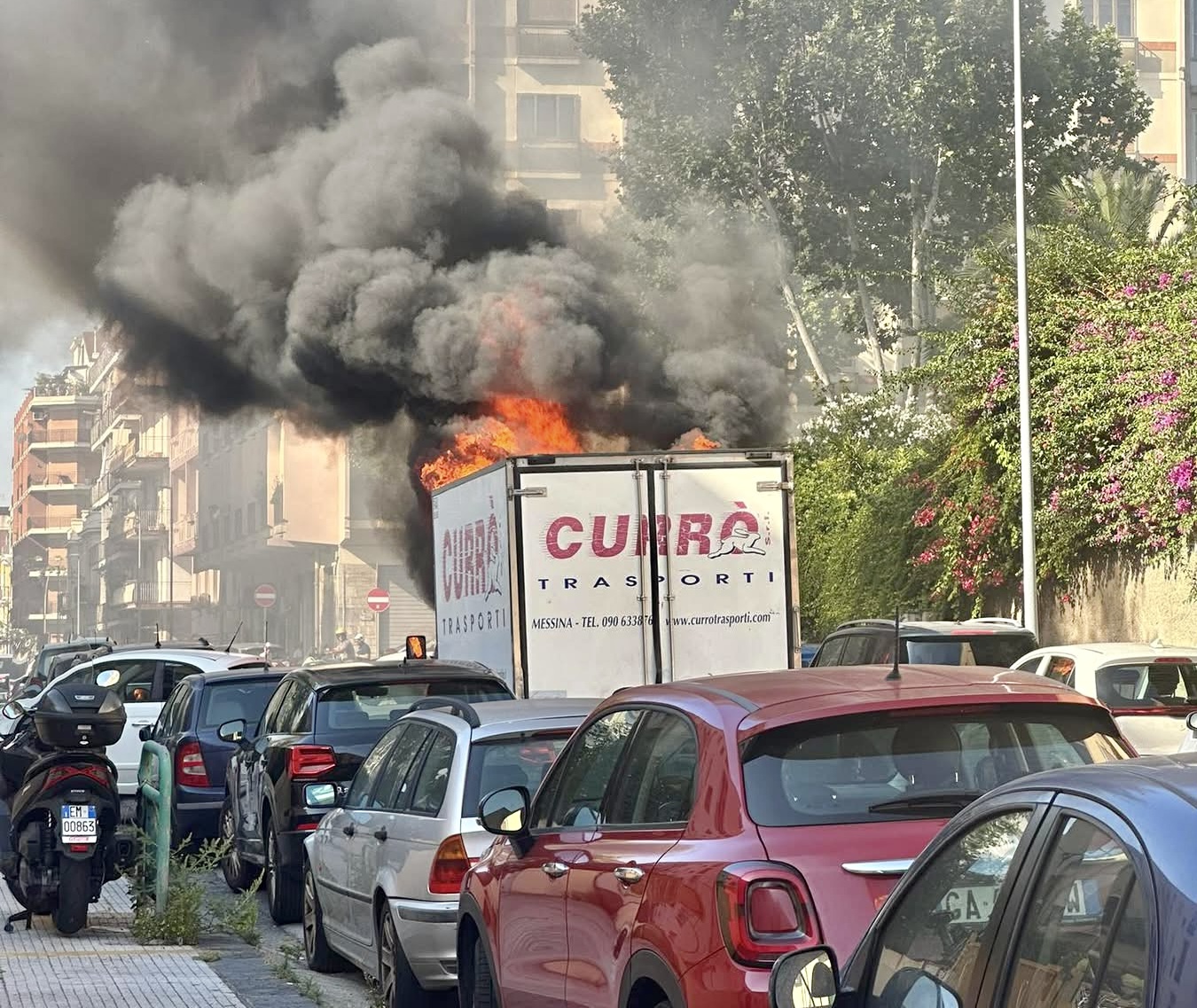 Via Pola, mezzo a fuoco: panico fra automobilisti