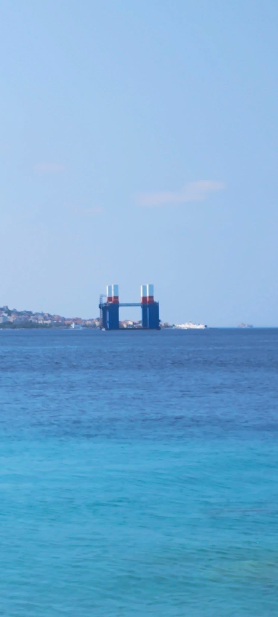 Una piattaforma a mare nello Stretto, impazza la curiosità…