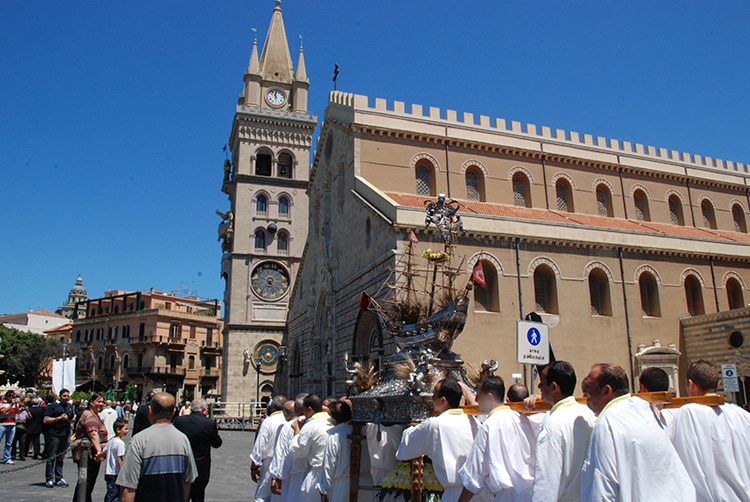 Processioni deviate al Duomo, c’era il beach-volley