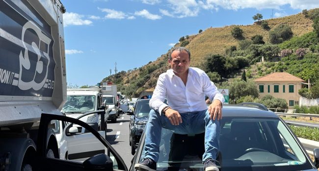 De Luca bloccato sulla A-18, in altri tempi avrebbe sparato ad alzo ...