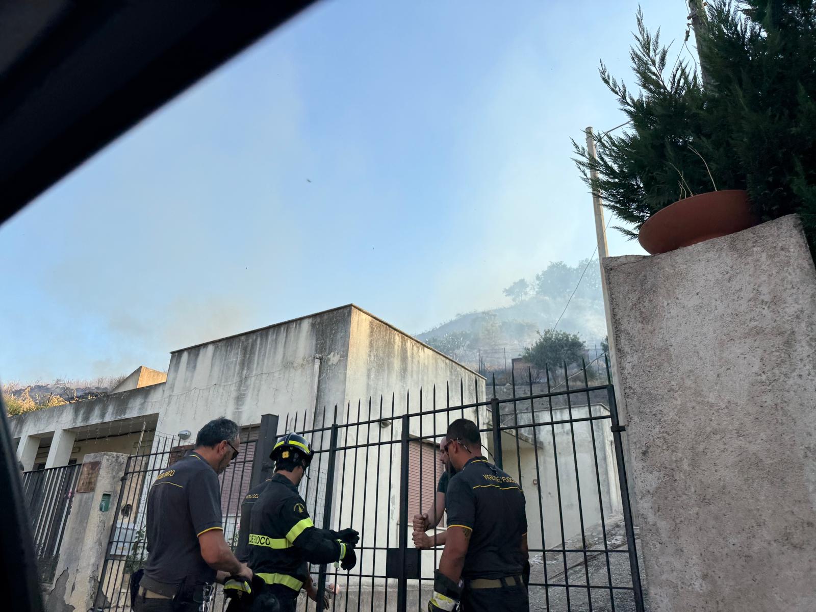 Fiamme a Tono, vigili del fuoco al lavoro
