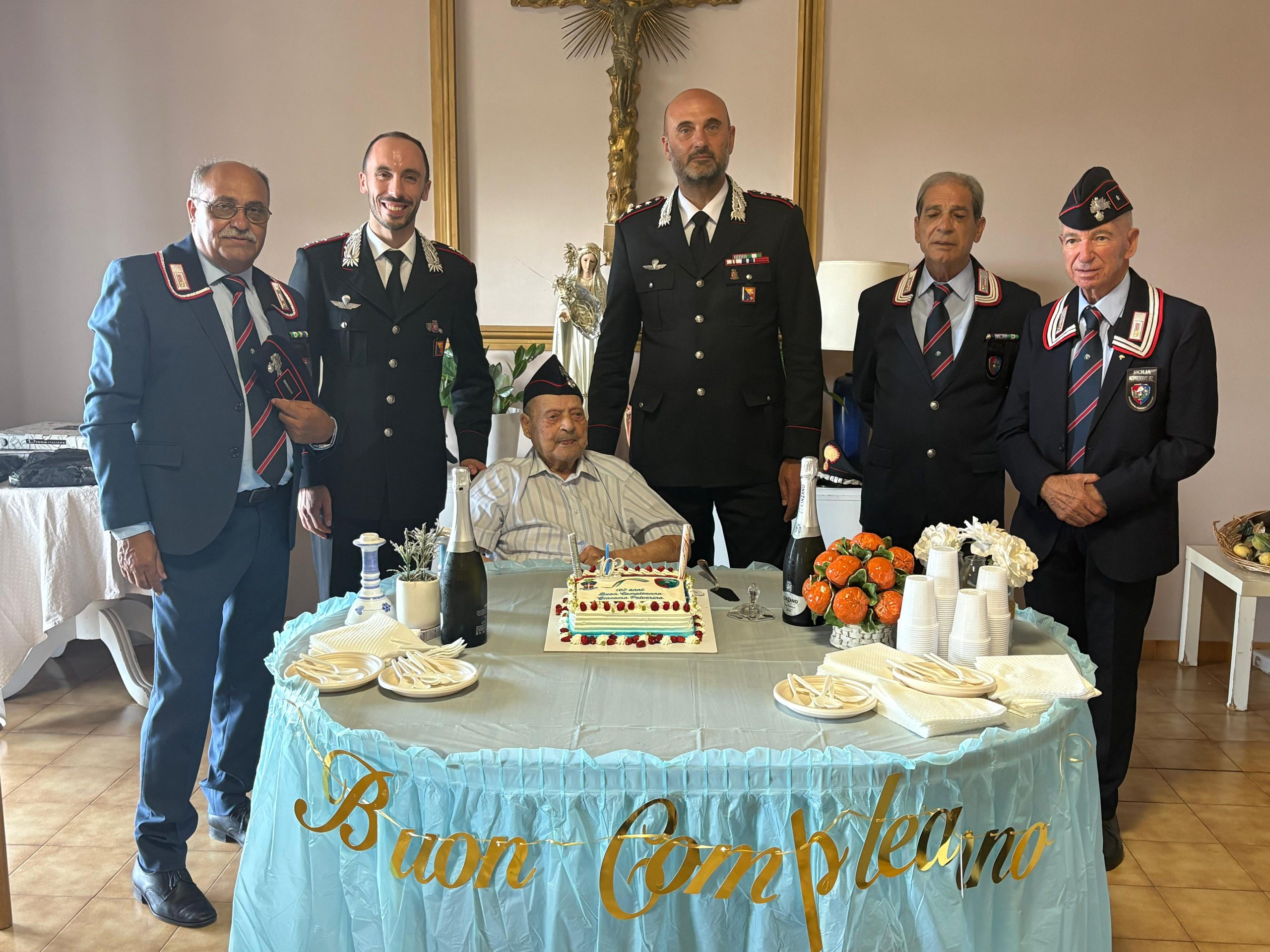 Appuntato dei carabinieri festeggia 102 anni con gli ex colleghi