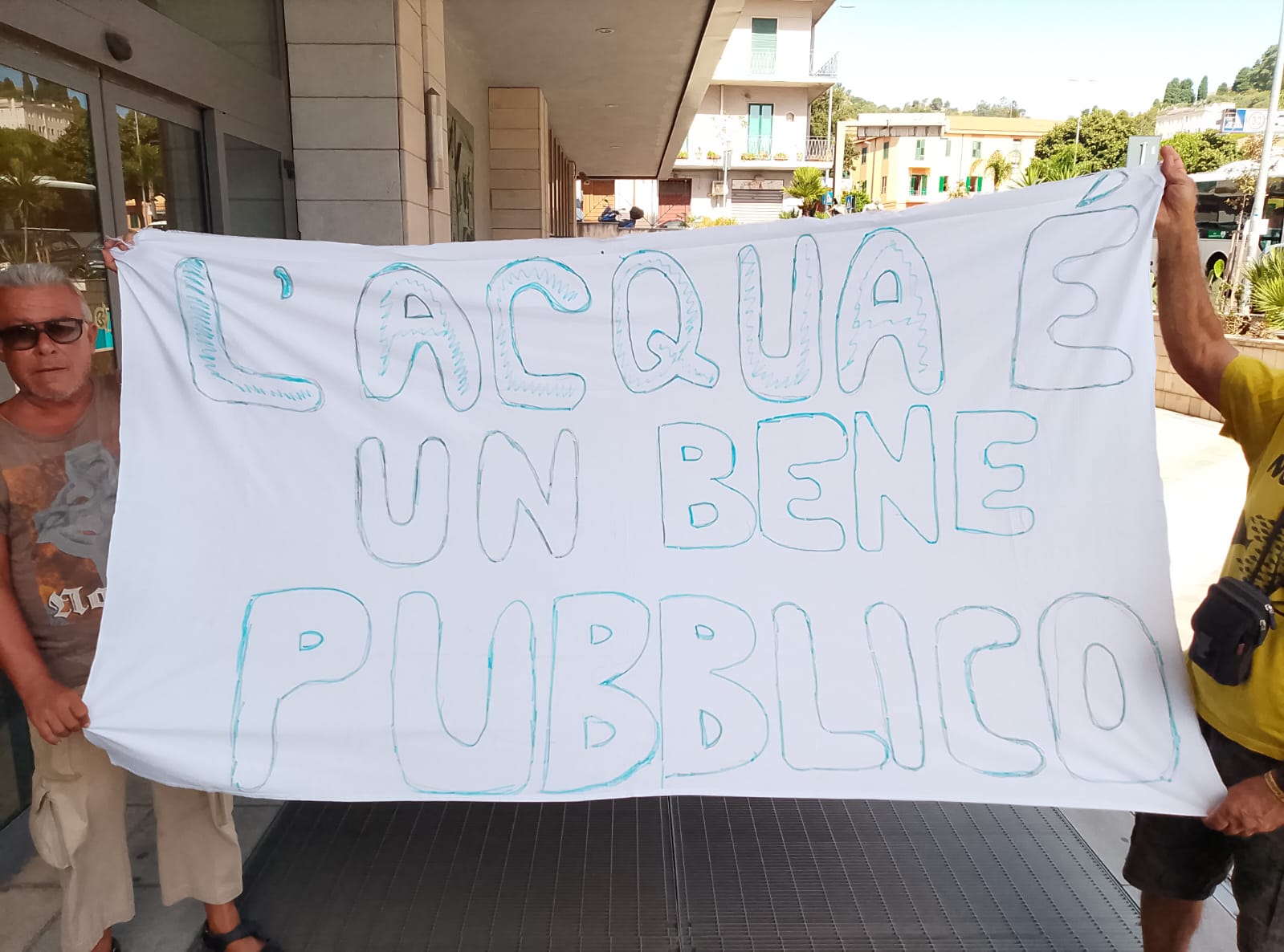 “Vogliamo l’acqua dal rubinetto!”: «Bloccare subito la privatizzazione dell’acqua»