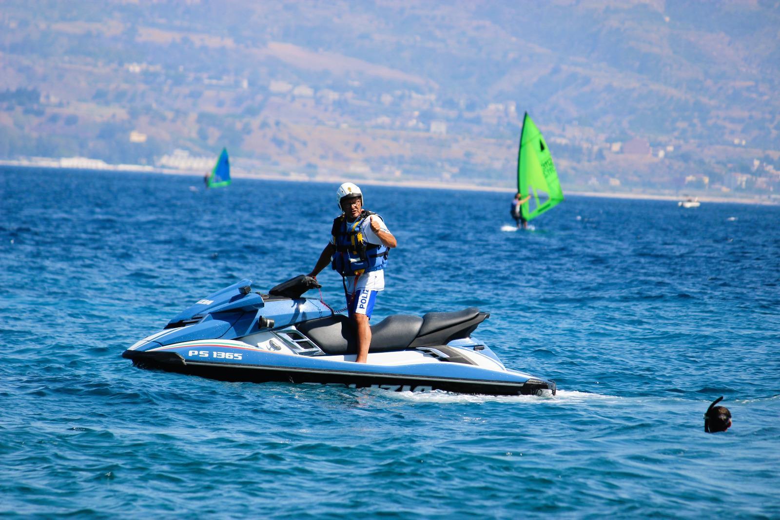 Estate sicura, gli acquascooter della Polizia in azione sul litorale messinese