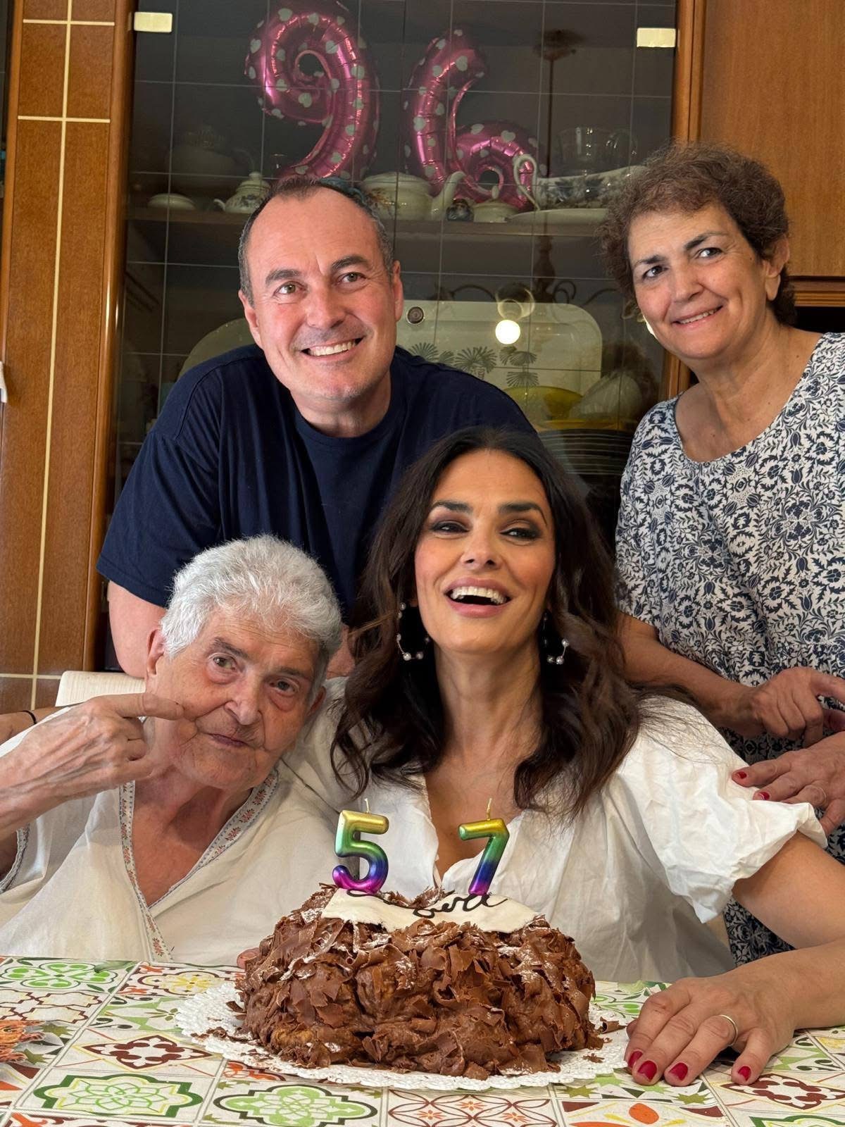 La Cucinotta festeggia il compleanno a Messina con l’anziana mamma