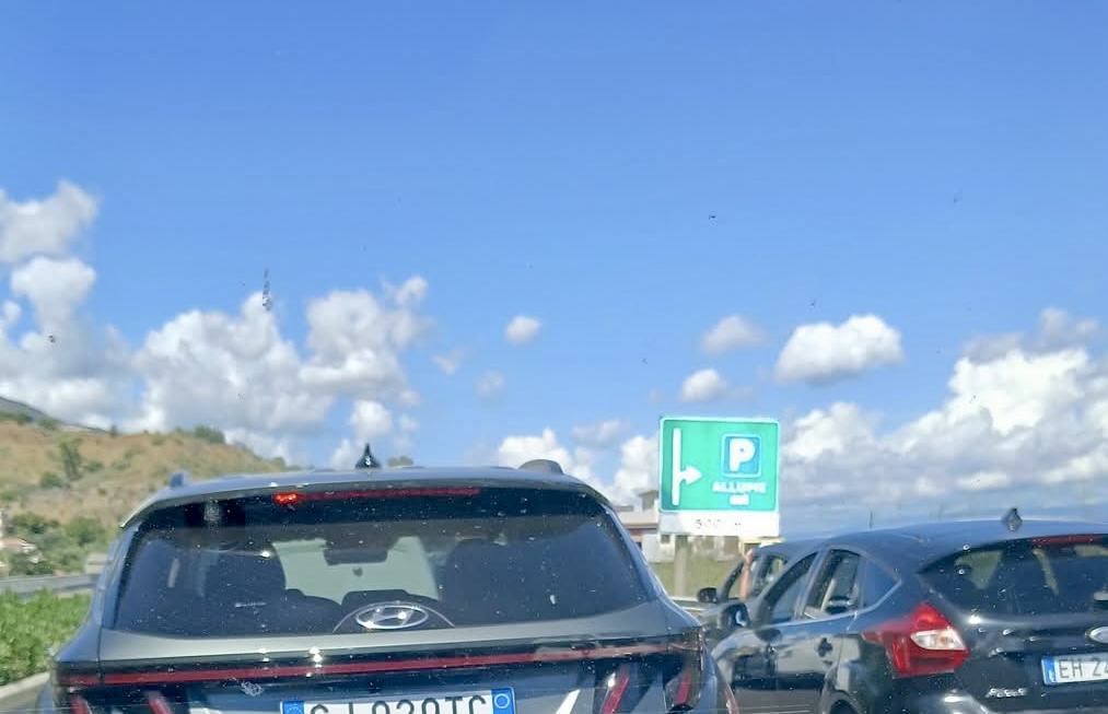 A18 chiusa per mezzo in panne, auto incolonnate