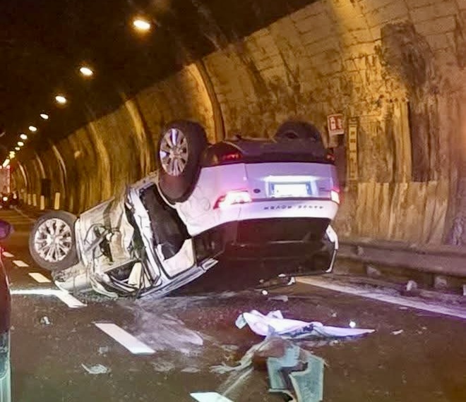 A18, Suv si ribalta in galleria: ferito conducente