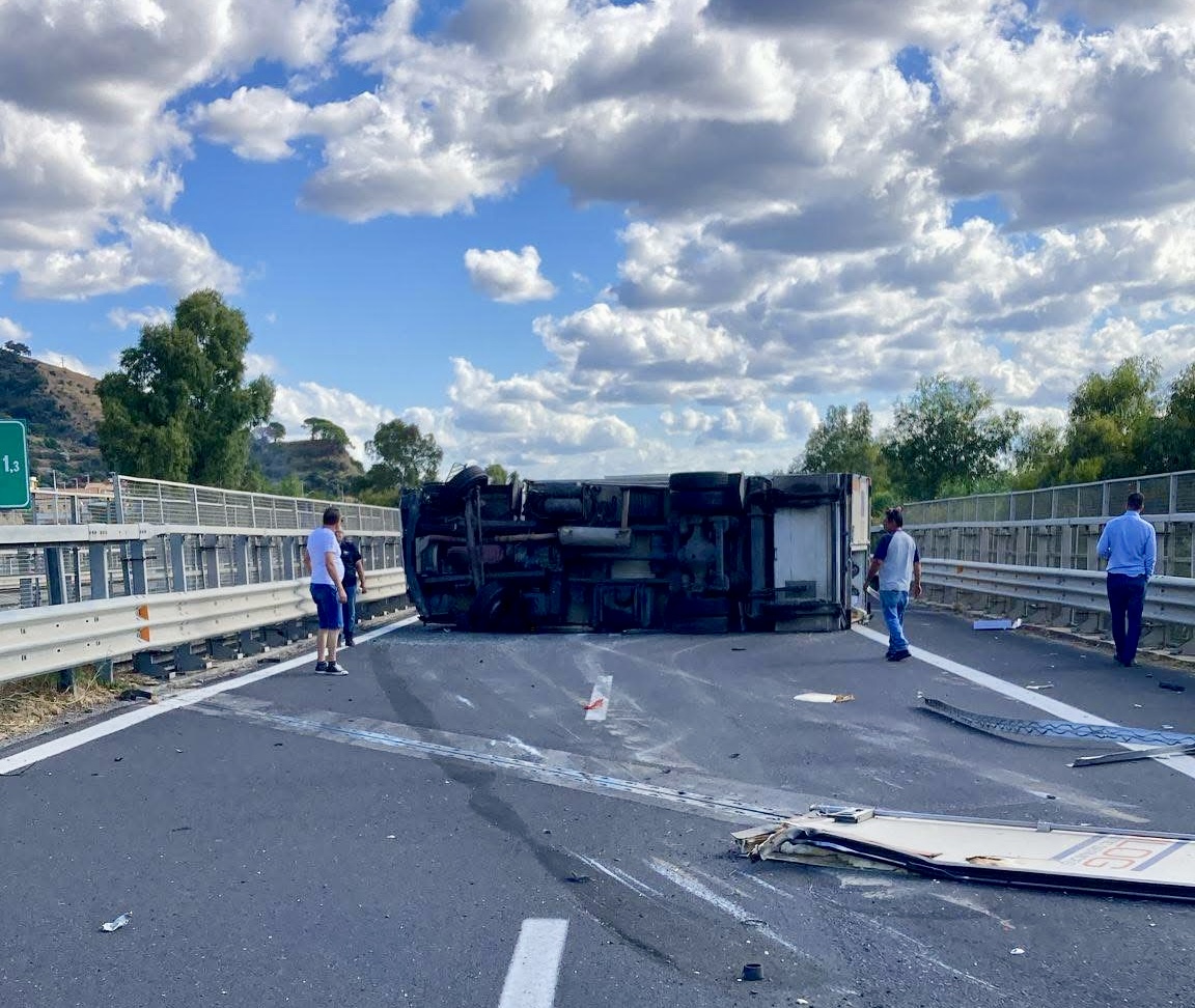 A18, si ribalta Tir: traffico bloccato verso Messina