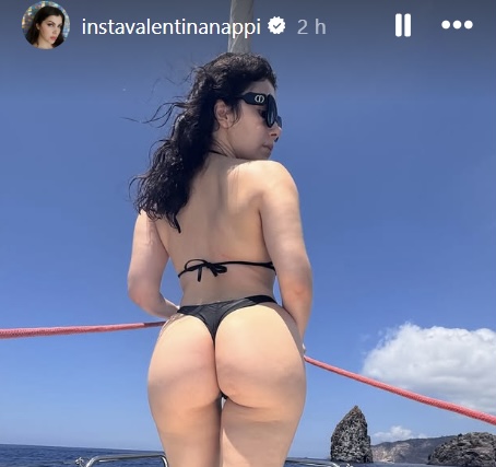 Eolie, Valentina Nappi mostra i… faraglioni