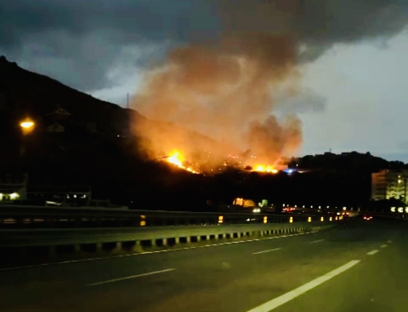 Notte di terrore a Bisconte, fiamme vicino alle abitazioni
