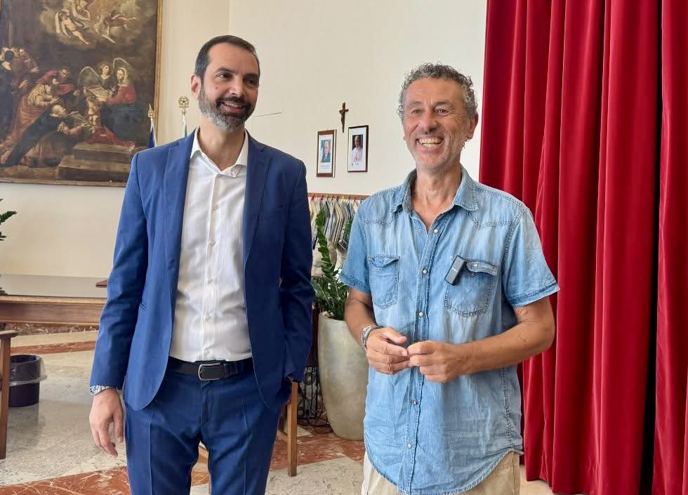 Il “marketing politico” e un viaggio all’insegna dell’autopromozione