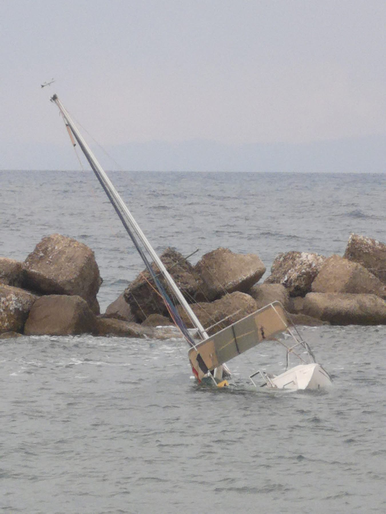 Aqualadroni, affonda con la barca a vela e rischia di morire