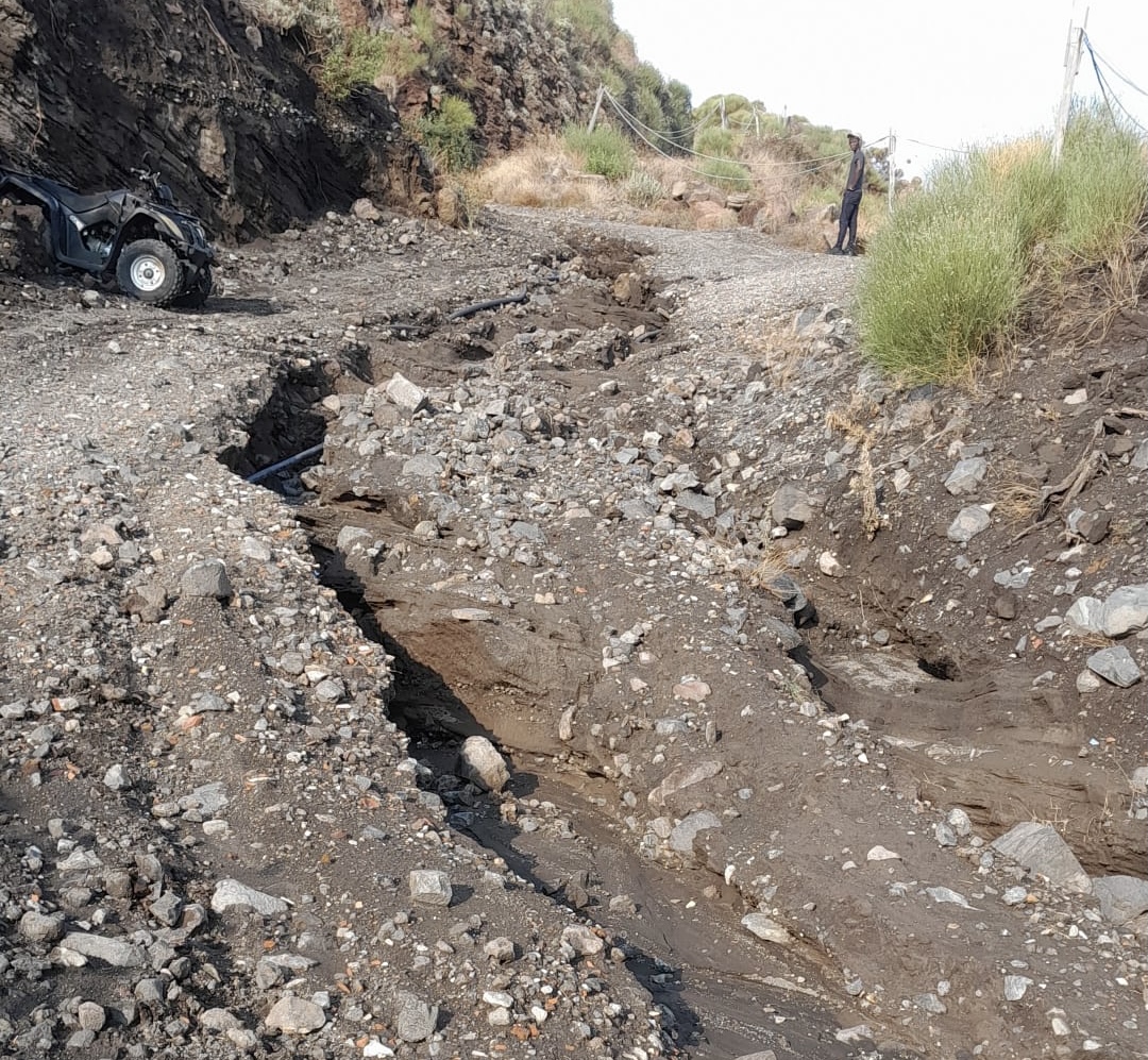 Vulcano, cardiopatico bloccato in casa da ieri: la strada non s’ha da fare