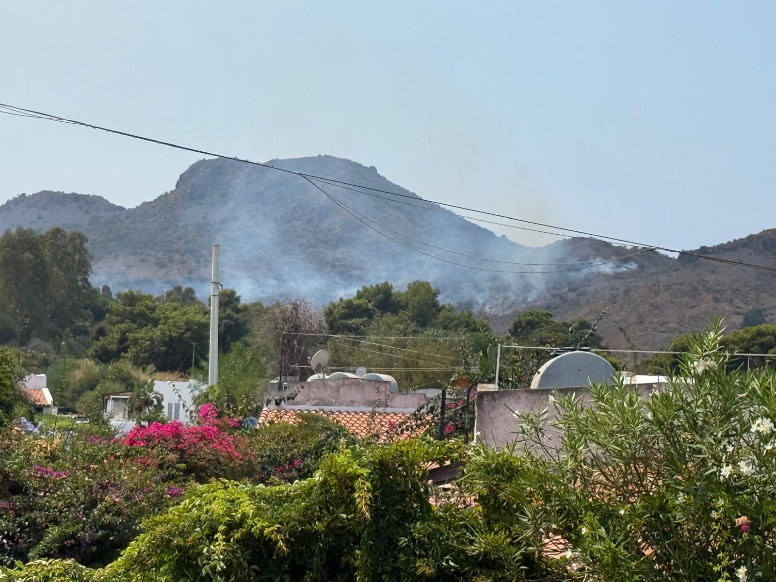 Vulcano, incendio a contrada Lentia