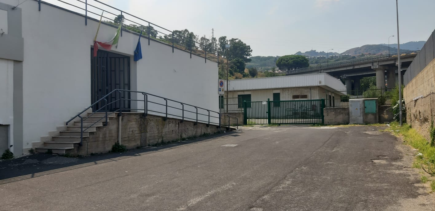 Vandalizzata la sede della Municipalità e una scuola, la condanna dell’amministrazione