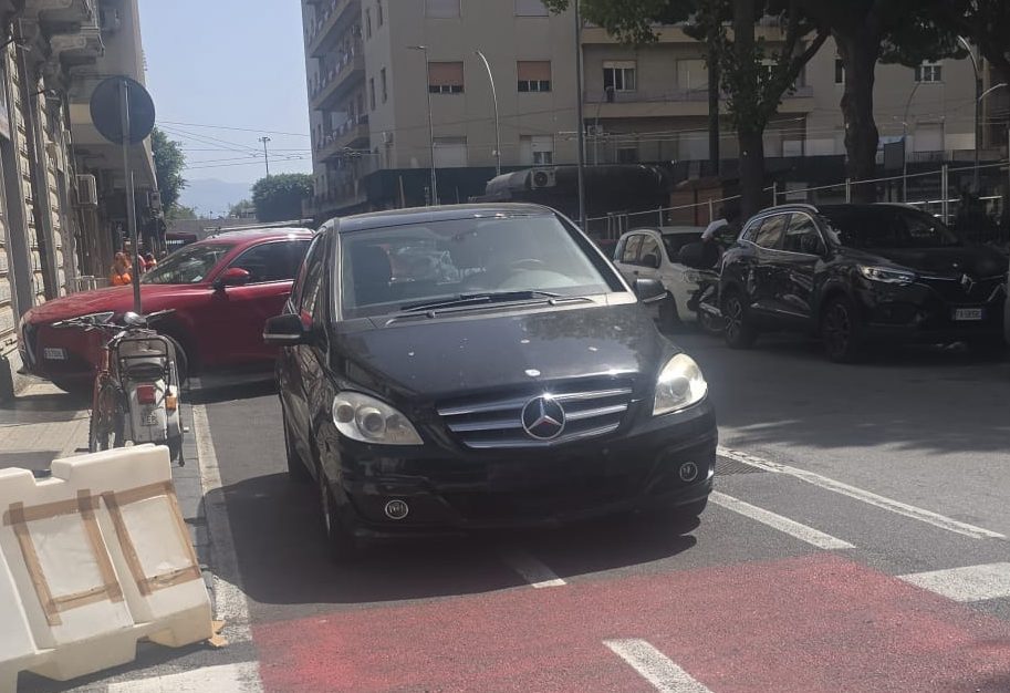 Via del Vespro, lavori fermi da mesi: caos parcheggi e proteste dei residenti