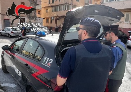 Fermato dai Carabinieri, presunto pusher tenta la fuga